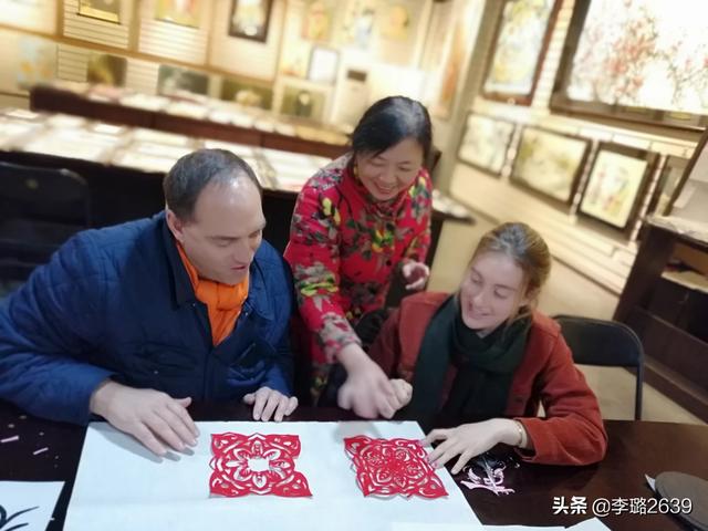 折纸变色龙的图片:学一门什么样的手艺，可以帮助更多的人？