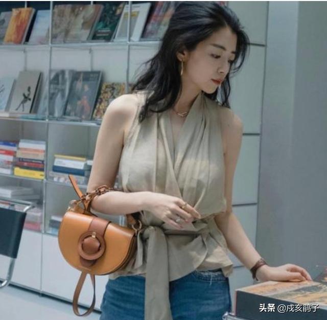 <a href=https://maguai.com/list/50-0-0.html target=_blank class=infotextkey>时尚</a>套装女潮气质:怎样穿衣服得体端庄又时髦？