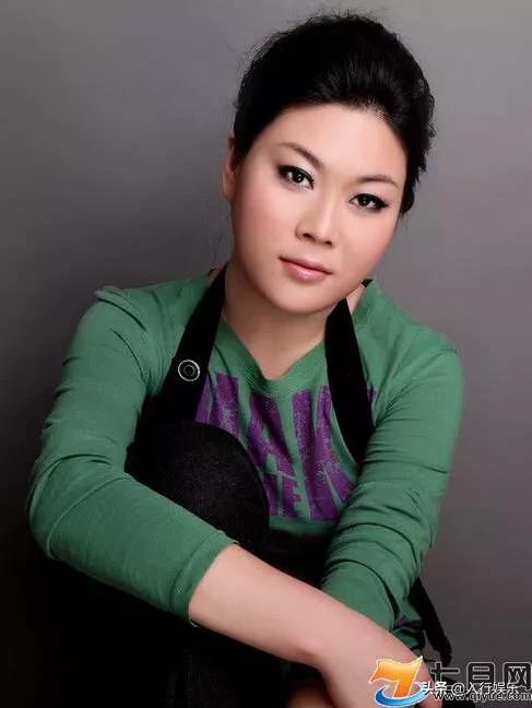 当年西单女孩上春晚火了一段时间后为什么会销声匿迹？
