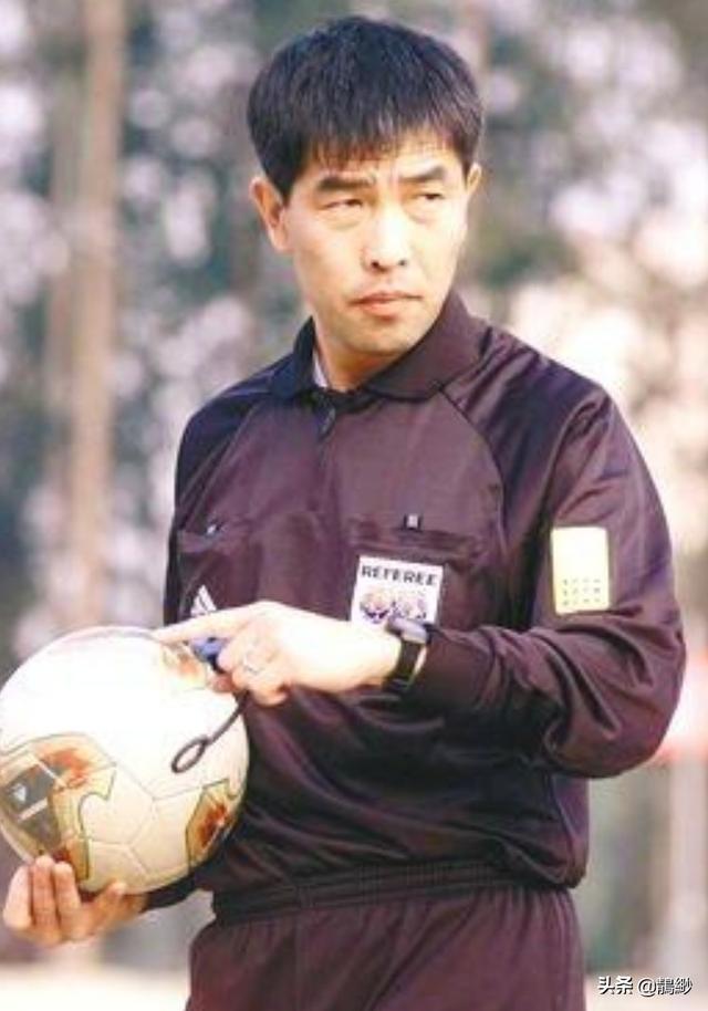 陆昊简历:原中国足坛第一裁判“金哨”陆俊现状如何？在做什么呢？