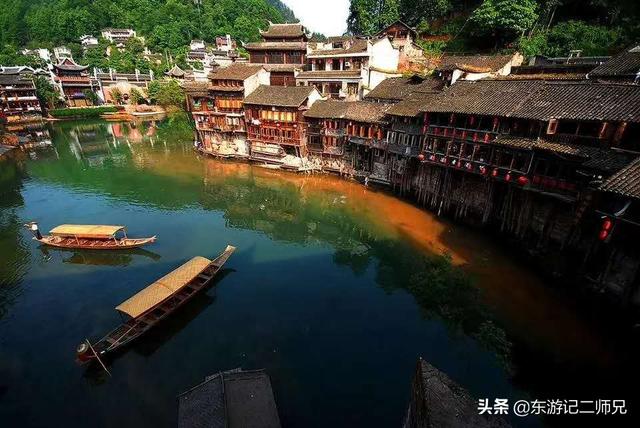 凤凰古城简介:暑假想穷游凤凰古城，第一次自行不跟团出游，女生，求攻略？