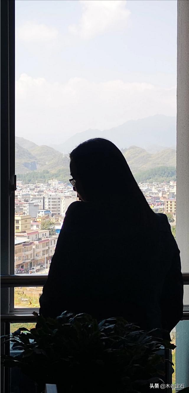 想拍点下面图片效果的人像艺术照,在家应该怎样拍？