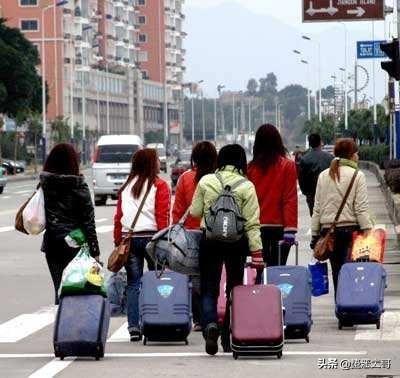 大面积农田闲置,每户家庭成员外出务工增加？空壳农村怎样调控？