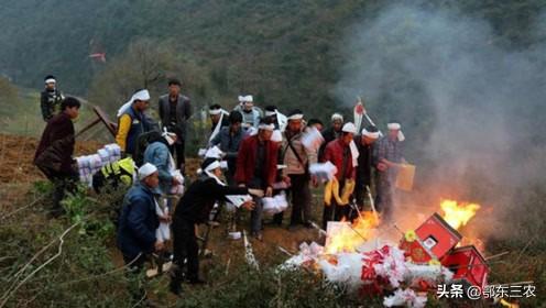 坟后十字路出武将吗,又到十月初一，传统的秋祭上坟有什么规矩？