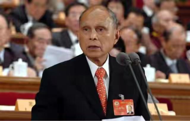 李兆基李嘉诚:香港富豪那么多，霍家财产比不上李嘉诚李兆基，为何地位最特殊？