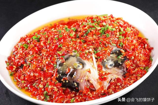 椒焖三文鱼头怎么做好吃，剁椒鱼头是选用什么鱼头做食材最老少皆宜