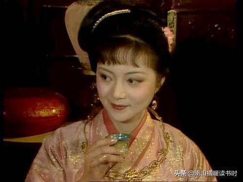 红楼梦人物形象分析:红楼梦里的薛宝钗，到底是个什么样的人？