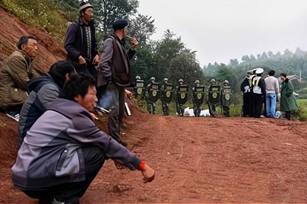 湖南碎尸案:湖南6岁女童遭邻居挥锄击碎头骨，男人行凶后跪拜，你怎么看？