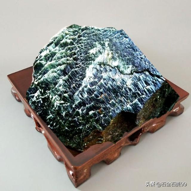 最贵的树化玉原石图片,请大师看一下:这方树化石玉化的怎么样？