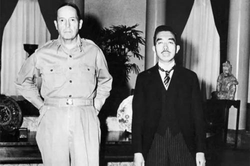 美国五星上将麦克阿瑟是怎样被解职的？为什么？插图34