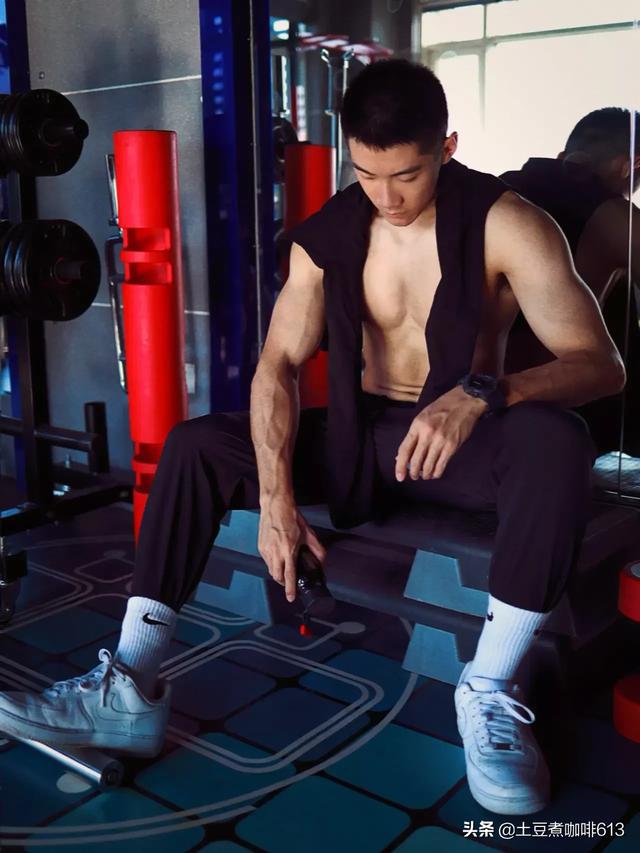 男星肌肉:为什么有的年轻人喜欢肌肉男