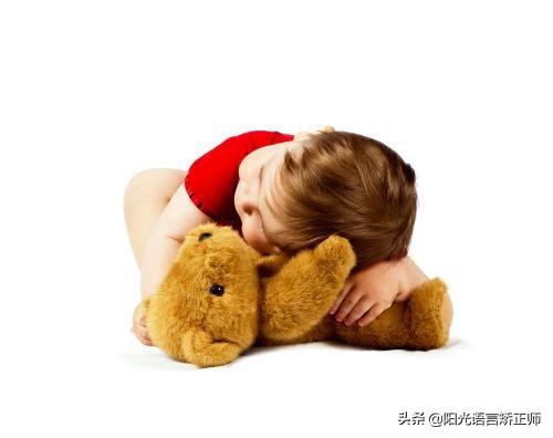 小孩越来越不爱说话怎么办:小孩不爱说话内向怎么办 两岁孩子不愿说话怎么办？