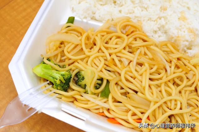 减脂期吃米饭和面条哪个好？为什么？