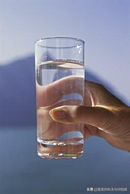 每天饮水量控制在多少合适，每天要喝多少水比较好喝水可以排毒吗