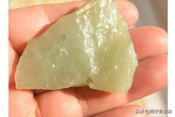 玉石是怎样自然形成的,戈壁滩上的玉石表面的黑皮怎样形成的？