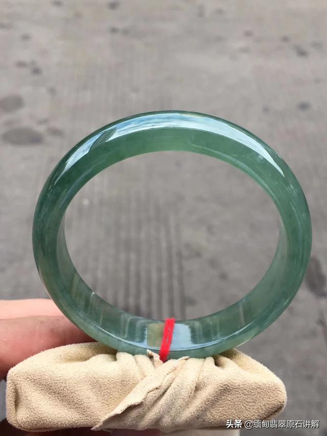 适合50岁女人戴的翡翠吊坠,48岁女士戴什么挂件合适，请指点？