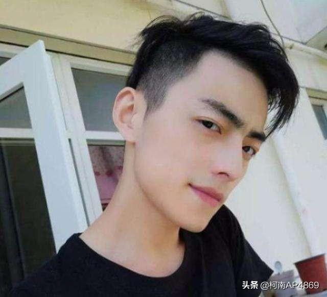 为何LOL智勋只有“侧脸照”？看见他罕见的正脸照,女粉落泪：幻想破灭了！怎么回事？