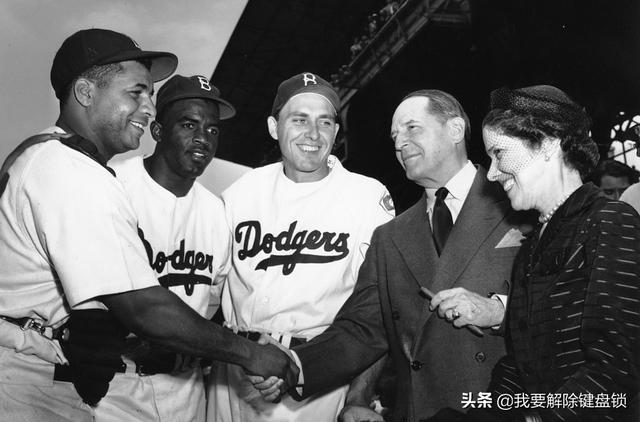 美国五星上将麦克阿瑟是怎样被解职的？为什么？插图97