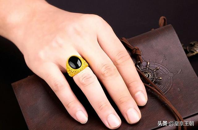 给爸爸买的金戒指得戴哪个手都什么寓意