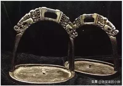 据说历史上马镫是一项不亚于火药的发明？这为什么？