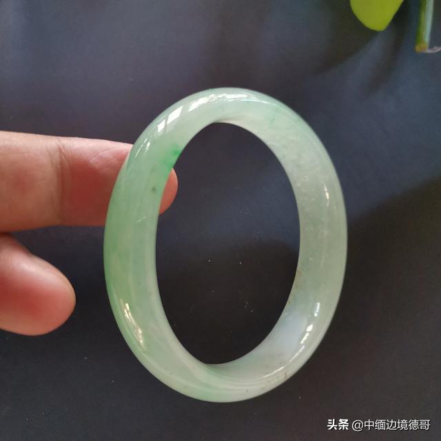 翡翠手镯为什么比别的玉贵的简单介绍