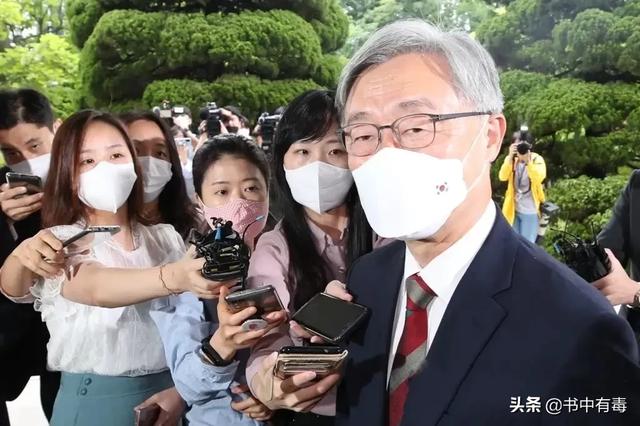 崔东锡:同样是高管辞职，文在寅对待尹锡悦和崔在亨的态度为何两重天？