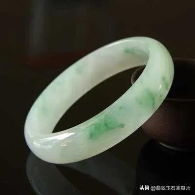 玉镯款式分类,翡翠手镯有哪些形状？怎么称呼？