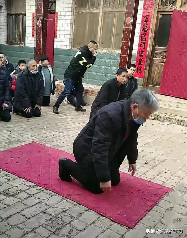 为什么各社交平台山东人发拜年下跪磕头视频时有一种说不清的骄傲感