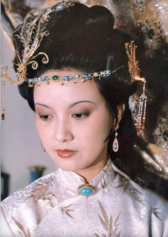 林黛玉初进贾府时,王熙凤也第一次出场,彼时这位荣府的二奶奶,已经