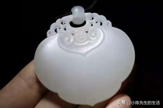 岫玉和翡翠哪个对身体好,为什么有些岫岩玉和玉髓比翡翠便宜、廉价？