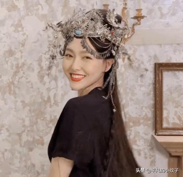 杨幂深夜赴美容院:杨幂粉色旗袍加马尾辫被吐槽装嫩，三十多岁还少女装扮，你怎么看
