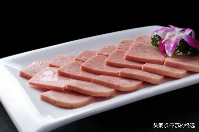 男子当街生火烤狗暴殄天物:农村为什么不让烧火做饭了？