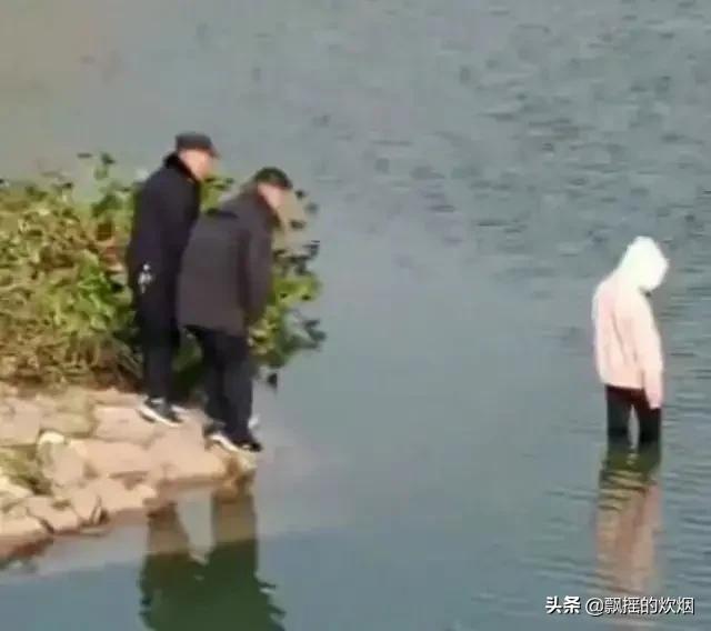 17岁女孩在几十人围观下自杀溺亡,怎么没人关心她自杀的原因？