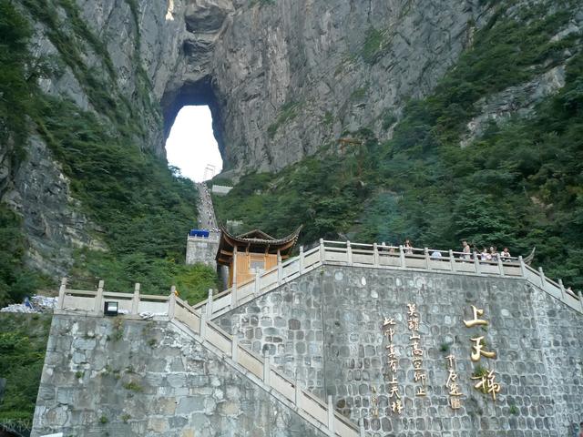 飞机上拍到真龙 出山，龙有没有可能长眠在地底呢