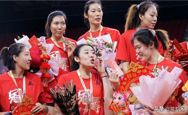姚笛整容前:天津女排夺冠后，朱婷和姚迪为何第一时间脱下鞋子？