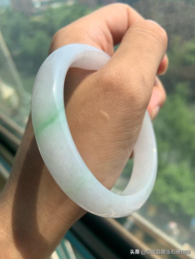 飘阳绿翡翠手镯值钱吗,各位专业人士看看这条镯子值多少？