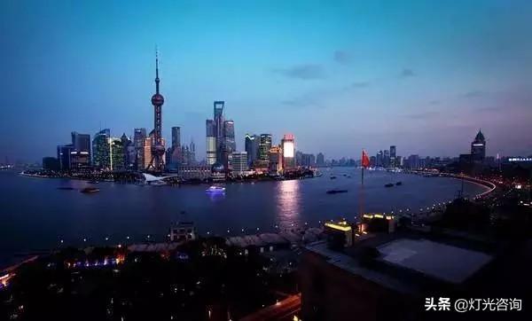 有的年轻人在上海打拼一年可能还会负债,为什么要一直留在上海不回老家呢？