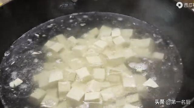 黑枸杞豆腐的做法，有道美食叫皮蛋豆腐，怎么做好吃呢？