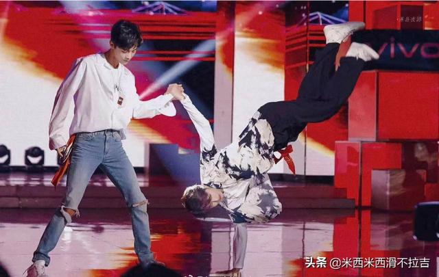 王一博躲在头盔里哭:为什么都说王一博只适合仰慕而不适合做男朋友