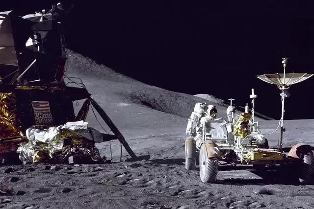 月亮诡异图片，​宇航员从月球上回望地球为何会恐惧月背发现“石碑”是真的吗