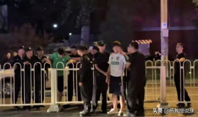 国安打架:如何看待国安球迷殴打恒大球迷？