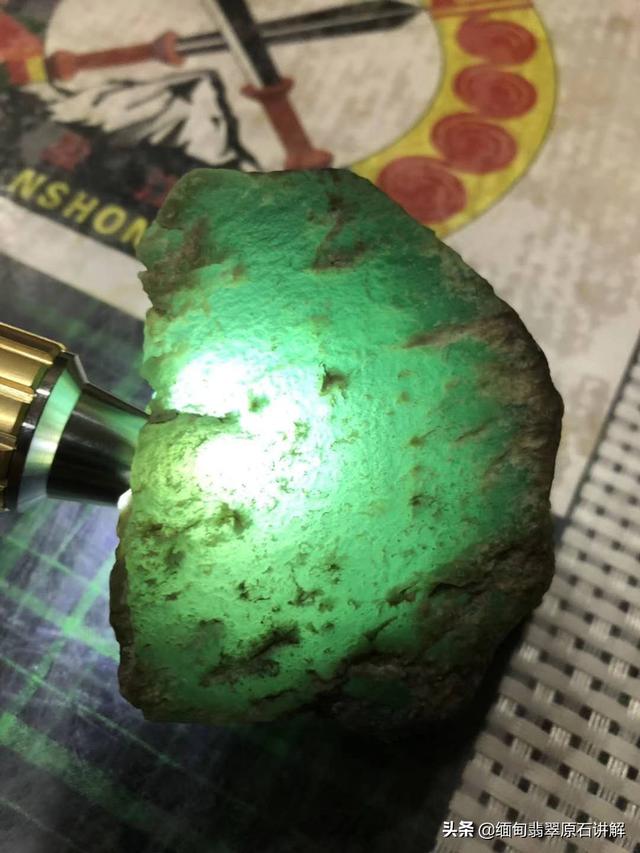 翡翠入门级知识大全,翡翠玉石的挑选有没有什么技巧呢？