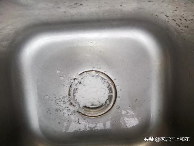 烧碱在厨房的用途，厨房下水道被油垢堵住了，用什么溶剂可以通畅？