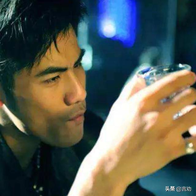 总是喜欢喝酒,确想戒又戒不掉,喝的其实不是酒,是忧愁！这样的男人有多少呢？