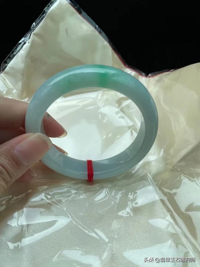 翡翠手镯有棉絮图片,请问这只翡翠手镯价值几何？