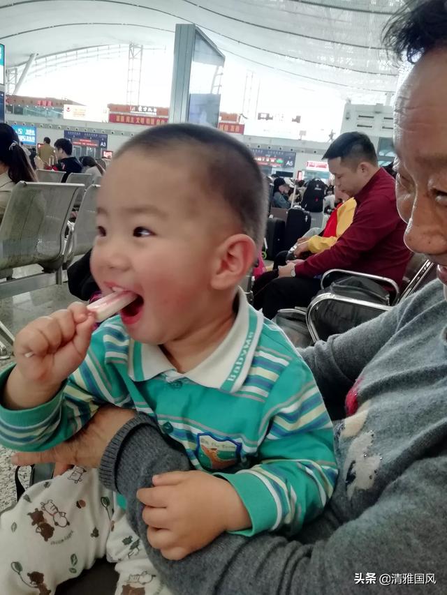 摔婴儿事件:宝宝不小心摔跤了，你是抱怨呢？还是怎么办？