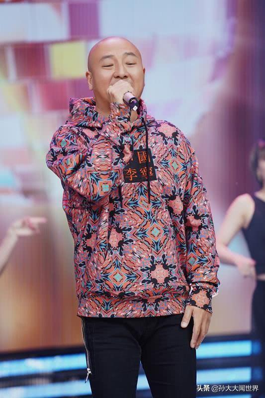 周晓欧:周晓鸥唱歌为什么不戴耳返?
