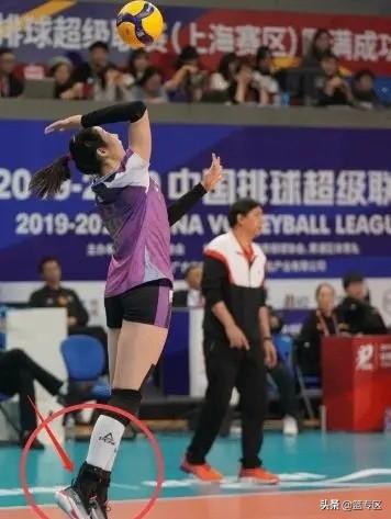 姚笛整容前:天津女排夺冠后，朱婷和姚迪为何第一时间脱下鞋子？