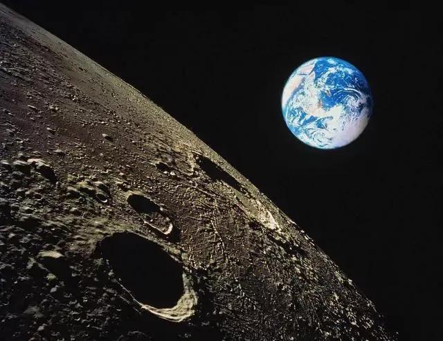 月球上看地球为什么恐怖，你觉的是地球上好还是月亮上好，为什么