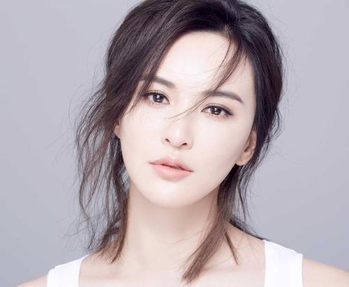 男人帮女演员:女明星刚坐下, 衣扣不慎崩开, 为何习惯伸手帮忙的是男助理